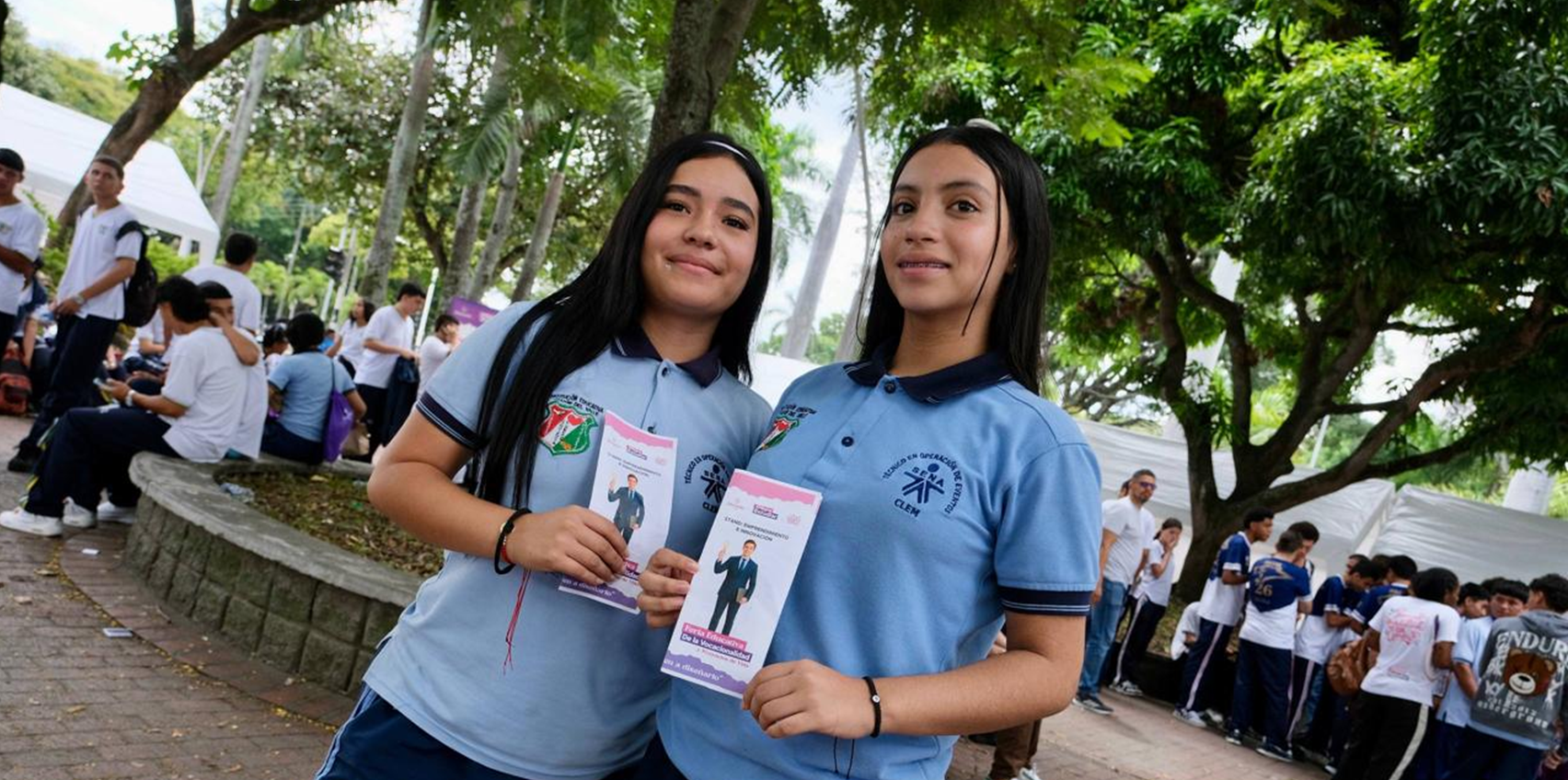 Dos jóvenes en el cierre de la Ruta del Amor