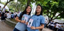 Dos jóvenes en el cierre de la Ruta del Amor