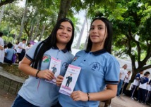 Dos jóvenes en el cierre de la Ruta del Amor
