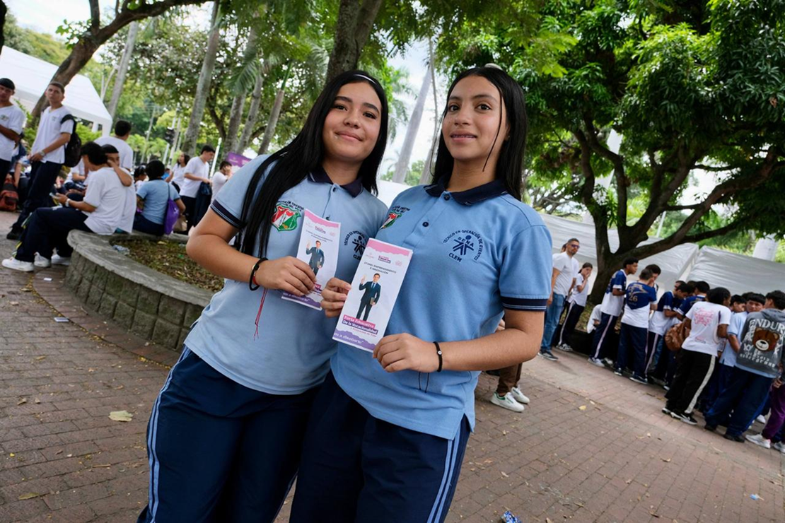 Dos jóvenes en el cierre de la Ruta del Amor