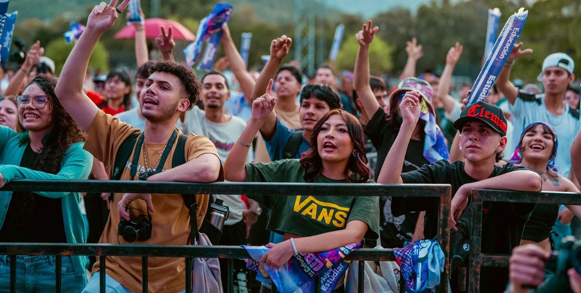 Jóvenes asistentes al Freestyle Tour 2026 en la Universidad de Antioquia con el