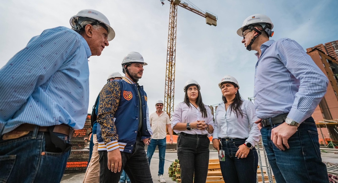 Ministro de Educación Daniel Rojas en recorrido de obra del Instituto Universitario de Envigado