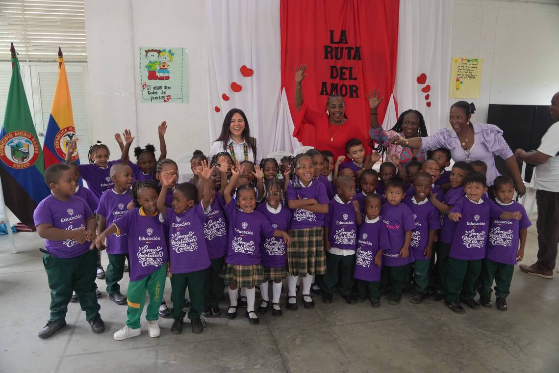 Viceministra Maritza Molina con estudiantes durante visita a institución educativa en chocó