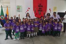 Viceministra Maritza Molina con estudiantes durante visita a institución educativa en chocó
