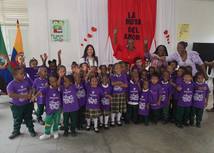 Viceministra Maritza Molina con estudiantes durante visita a institución educativa en chocó