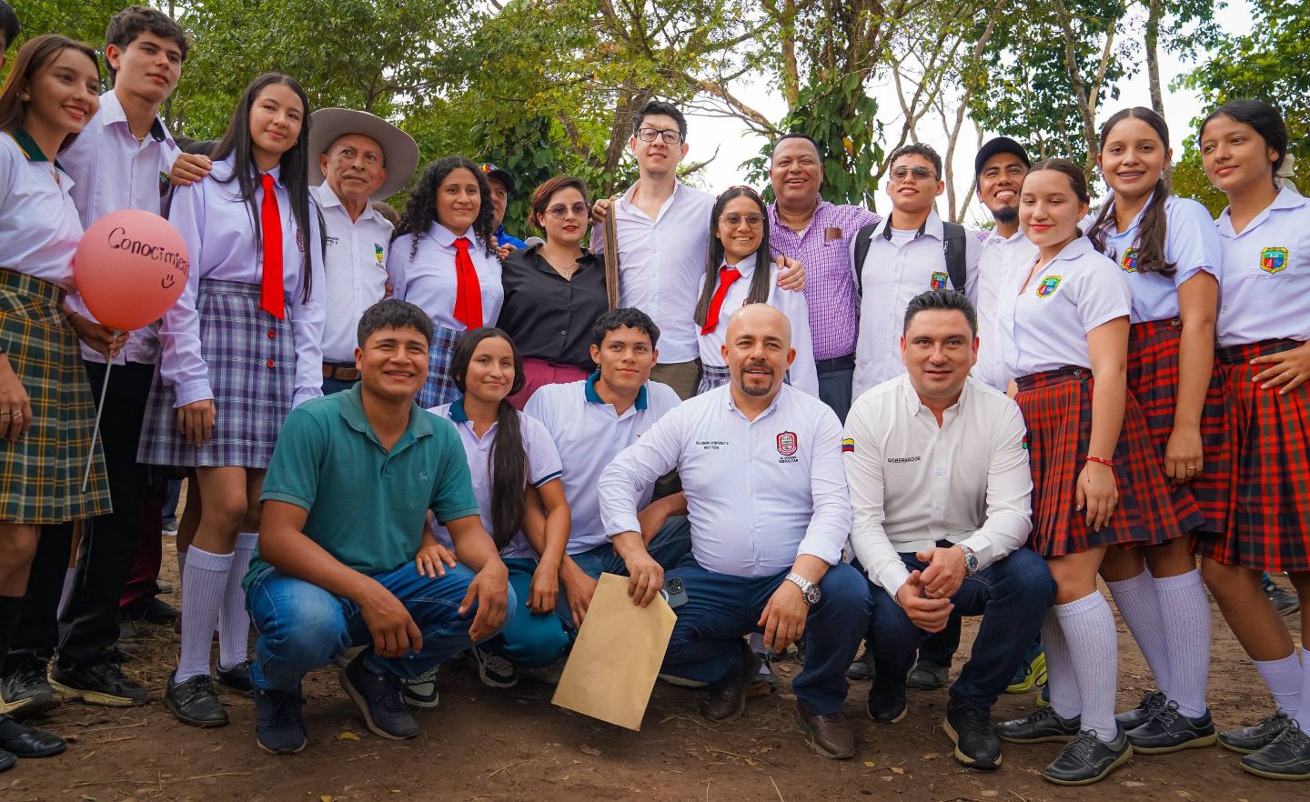 Foto de ministro Daniel Rojas con estudiantes y docentes de Arauca