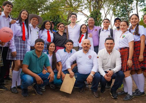 Foto de ministro Daniel Rojas con estudiantes y docentes de Arauca