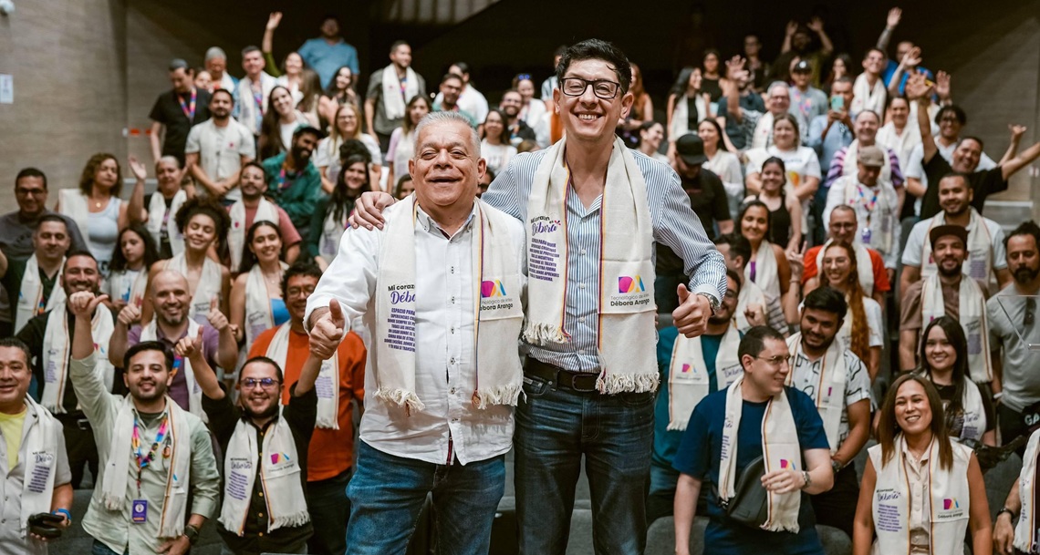 Ministro de Educación Daniel Rojas Medellín con el rector del Tecnológico de Artes Débora Arango y estudiantes