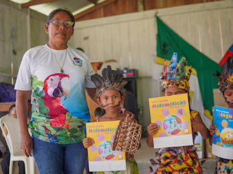 Ministerio de Educación entregó 1.200 libros a estudiantes de zonas urbanas y rurales del Amazonas