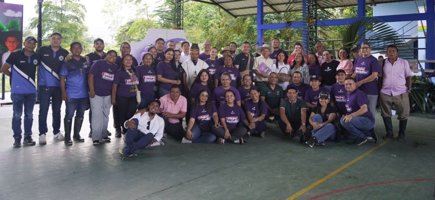 Viceministra y equipo del Ministerio de Educación en el evento central de la ruta de amor por Arauca