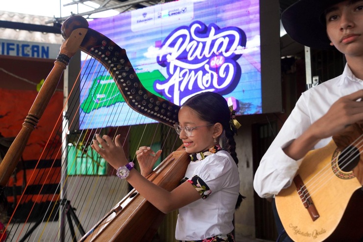 Niña, tocando el arpa