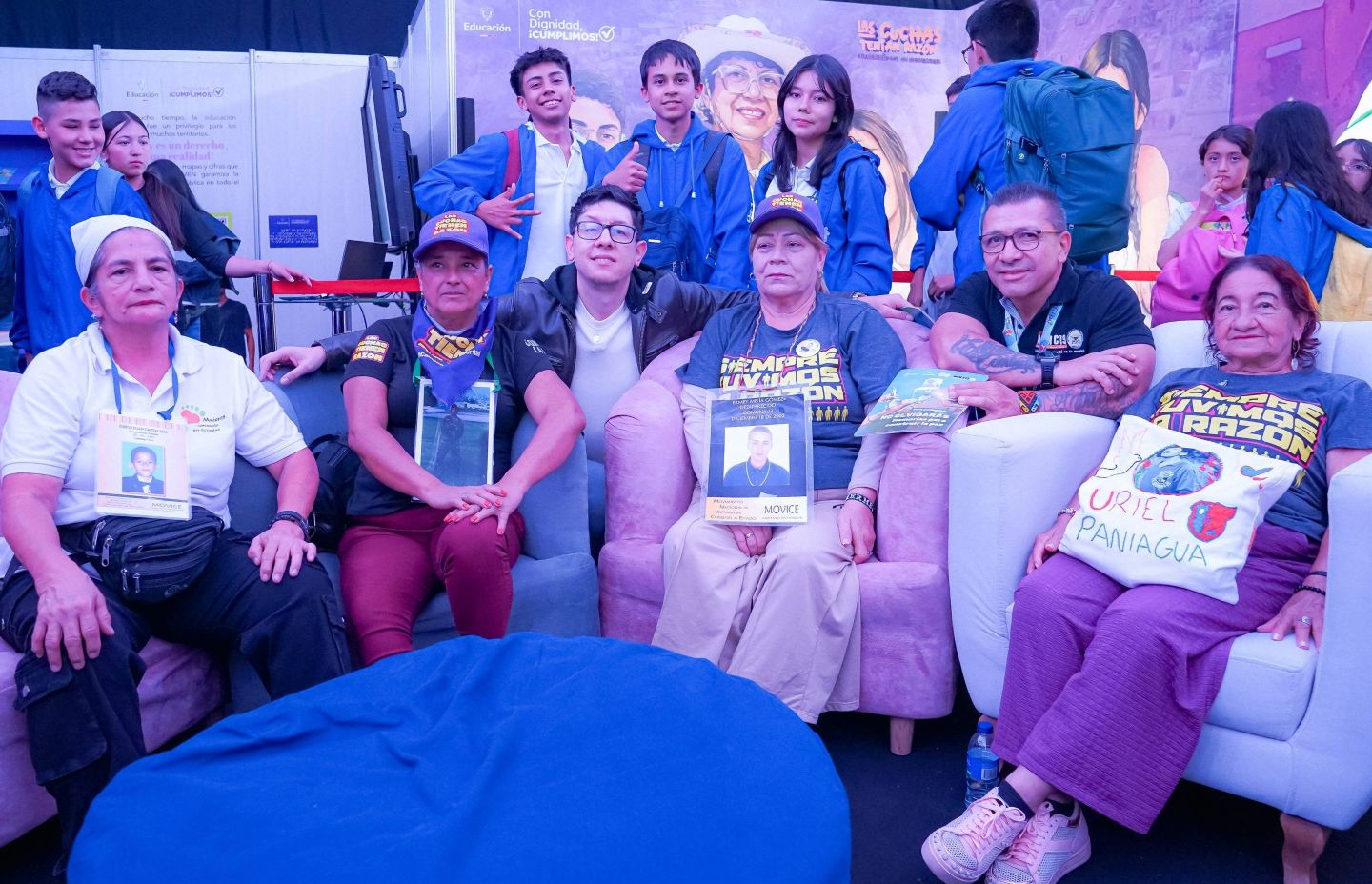 Foto de ministro Daniel Rojas con las cuchas y estudiantes