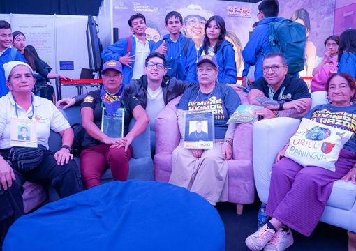 Foto de ministro Daniel Rojas con las cuchas y estudiantes