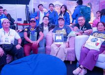 Foto de ministro Daniel Rojas con las cuchas y estudiantes