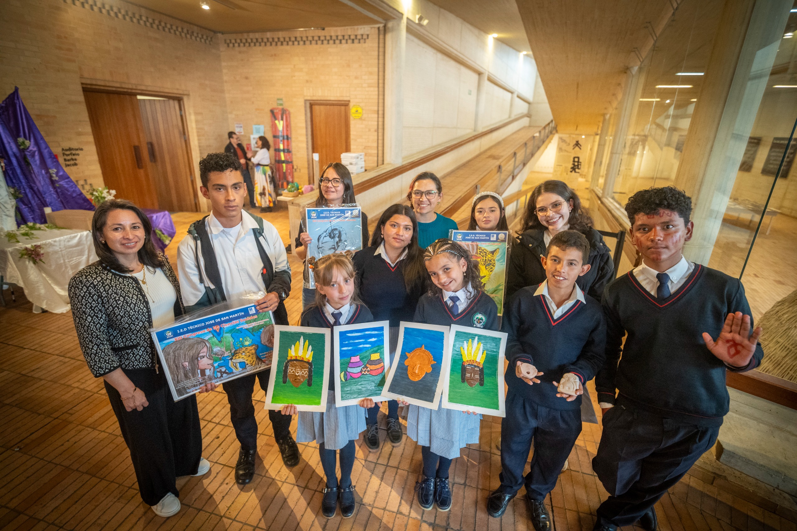 Docente junto a estudiantes