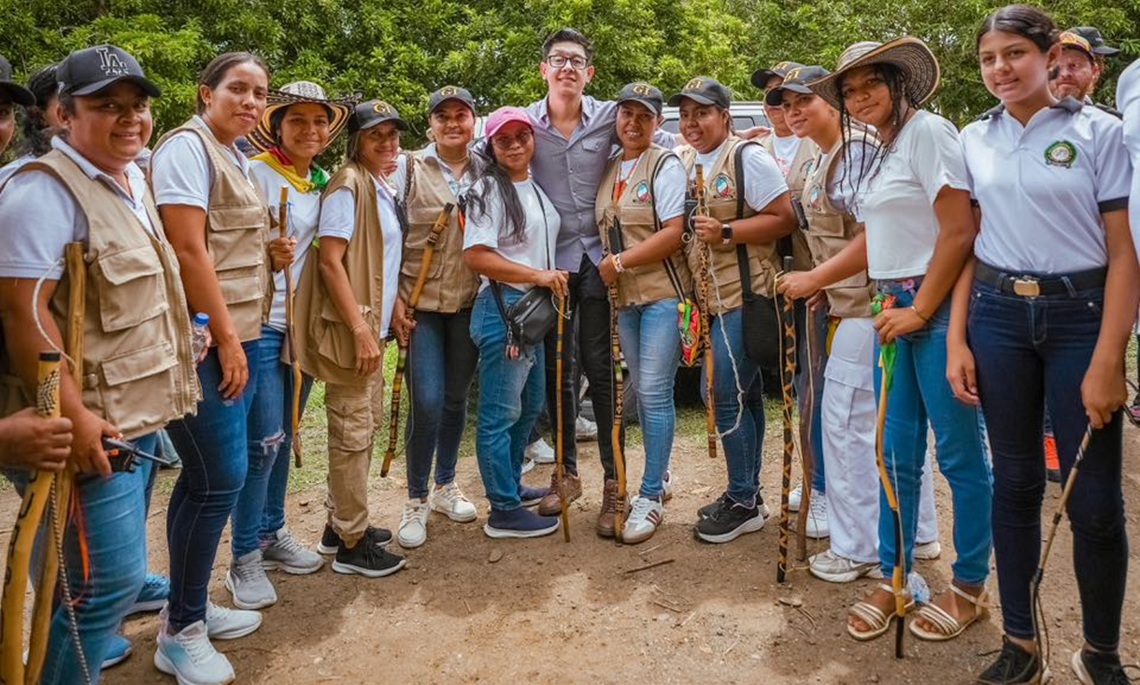 Ministro de Educación Daniel Rojas Medellín, con personas que hacen parte del programa Escuelas Agrarias