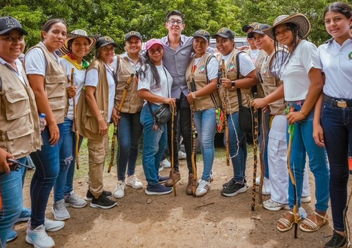 Ministro de Educación Daniel Rojas Medellín, con personas que hacen parte del programa Escuelas Agrarias