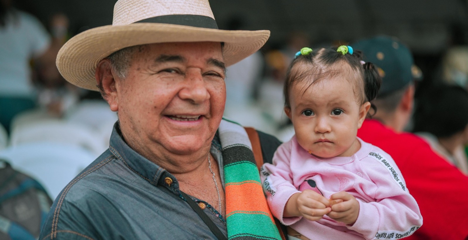 Señor campesino con niña campesina