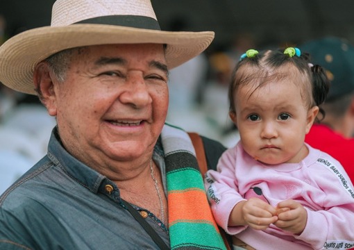 Señor campesino con niña campesina