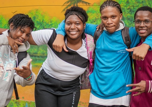 jovenes sonriendo y en comunidad