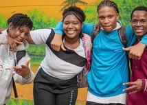 jovenes sonriendo y en comunidad
