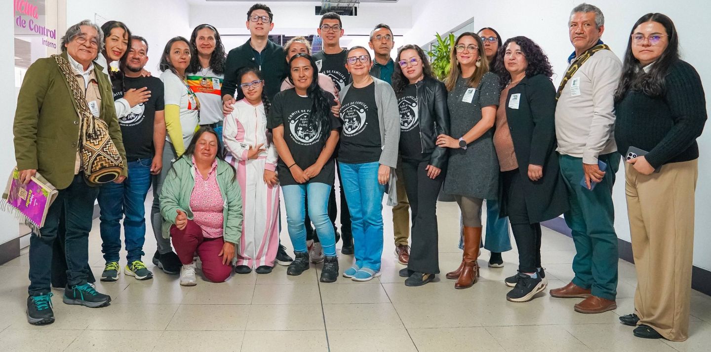 Foto del ministro Daniel Rojas con representantes  Aulas de Apoyo Pedagógico