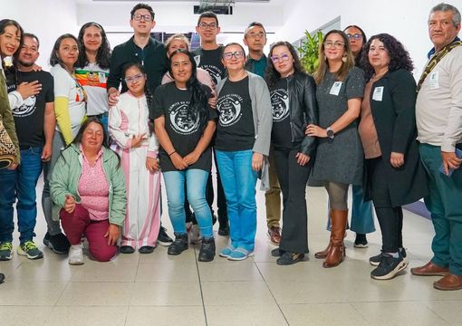 Foto del ministro Daniel Rojas con representantes  Aulas de Apoyo Pedagógico