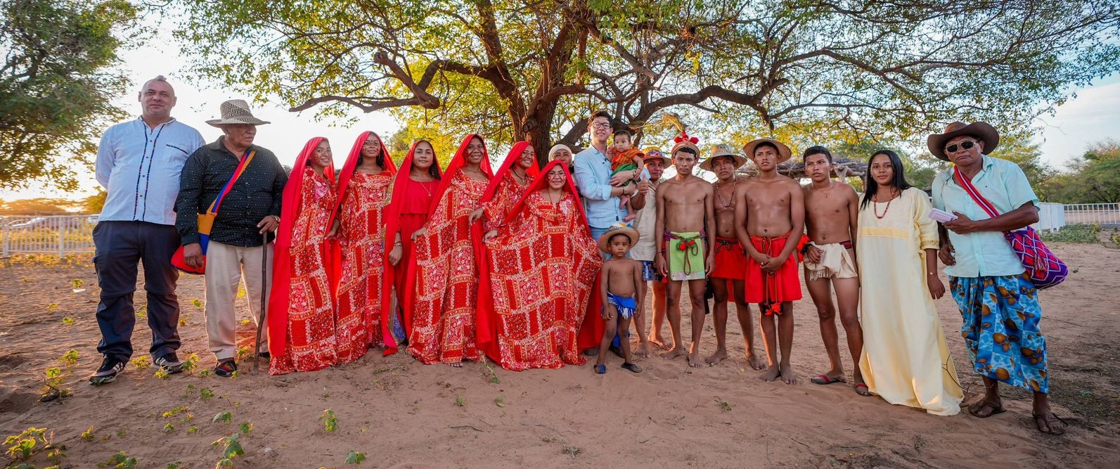 El ministro Daniel Rojas Medellín con la comunidad de la ranchería Yawaka, en Manaure, La Guajira