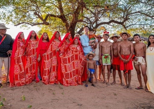 El ministro Daniel Rojas Medellín con la comunidad de la ranchería Yawaka, en Manaure, La Guajira