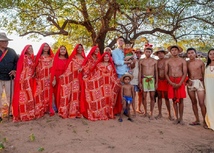 El ministro Daniel Rojas Medellín con la comunidad de la ranchería Yawaka, en Manaure, La Guajira