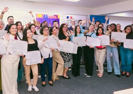 foto de profes de escuelas normales superiores reciben certificado por capacitarse en frances