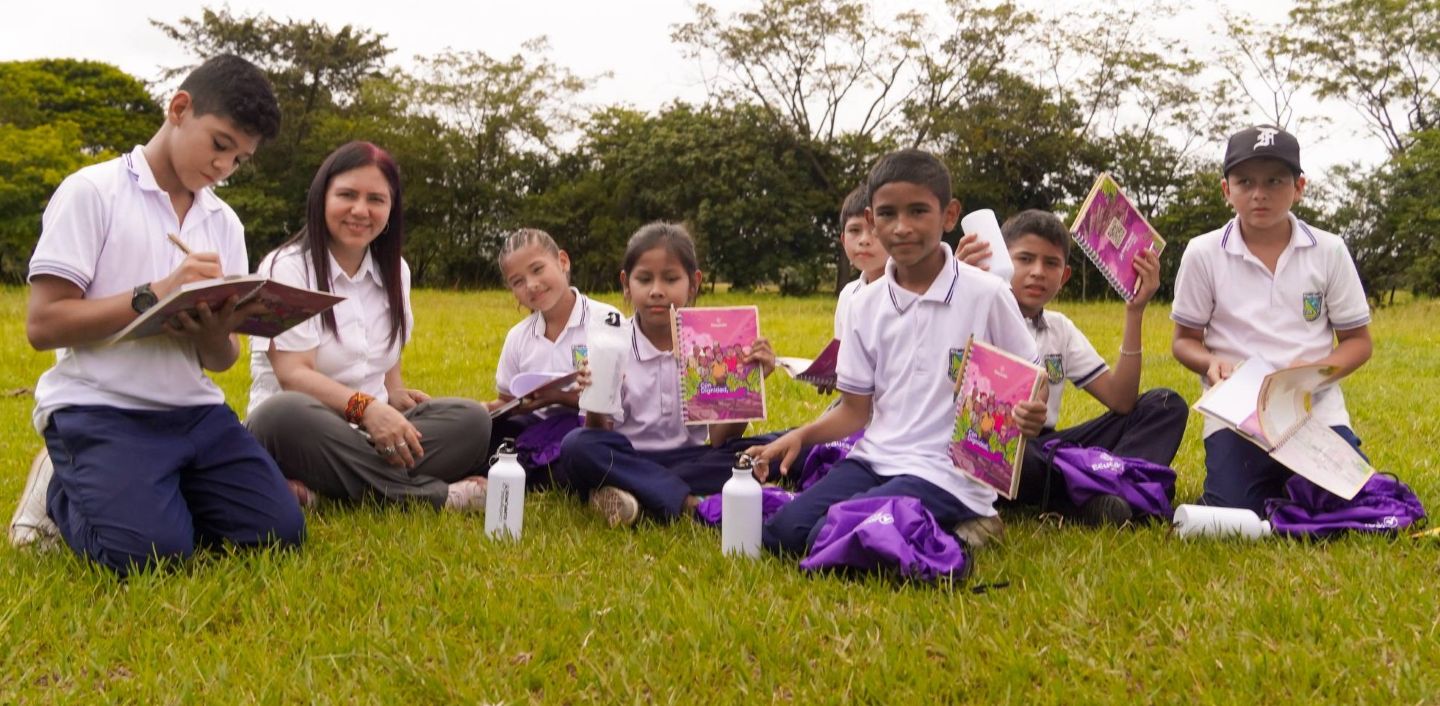 Foto de la viceministra Maritza Molina con estudiantes SIMES de Arauca