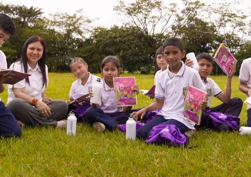 Foto de la viceministra Maritza Molina con estudiantes SIMES de Arauca