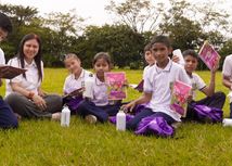 Foto de la viceministra Maritza Molina con estudiantes SIMES de Arauca
