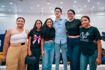 Ministro de Educación Daniel Rojas con cuatro estudiantes sonriendo