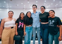 Ministro de Educación Daniel Rojas con cuatro estudiantes sonriendo