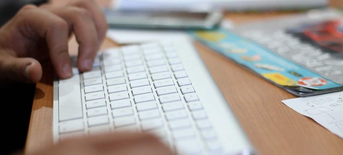 foto de una mano en teclado de computadora