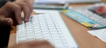 foto de una mano en teclado de computadora