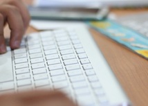 foto de una mano en teclado de computadora