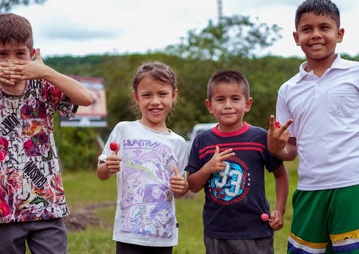 3 niños y una niña de una escuela rural de Guaviare