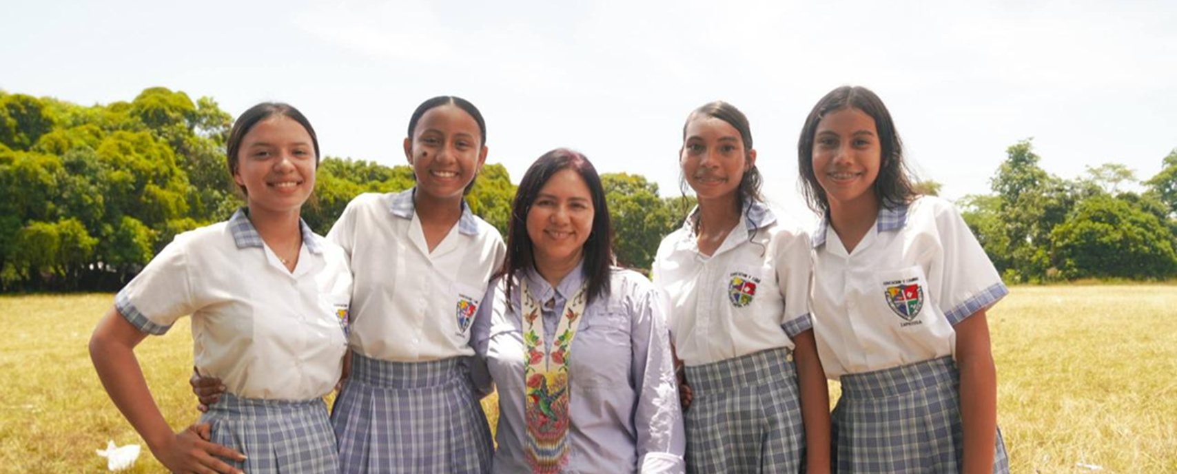 Estudiantes y viceministra Maritza Molina, posando frente a la cámara