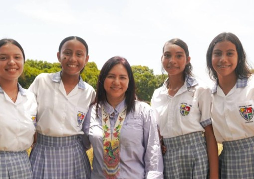 Estudiantes y viceministra Maritza Molina, posando frente a la cámara