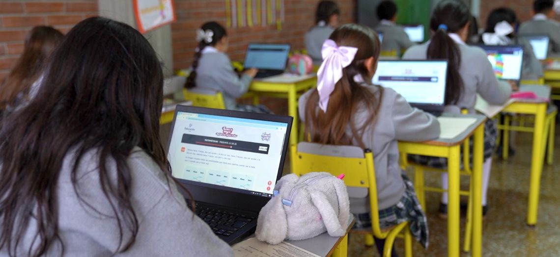 FOTO DE ESTUDIANTES PRESENTANDO QUIERO SER QUIERO SABER