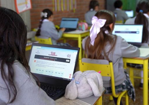 FOTO DE ESTUDIANTES PRESENTANDO QUIERO SER QUIERO SABER