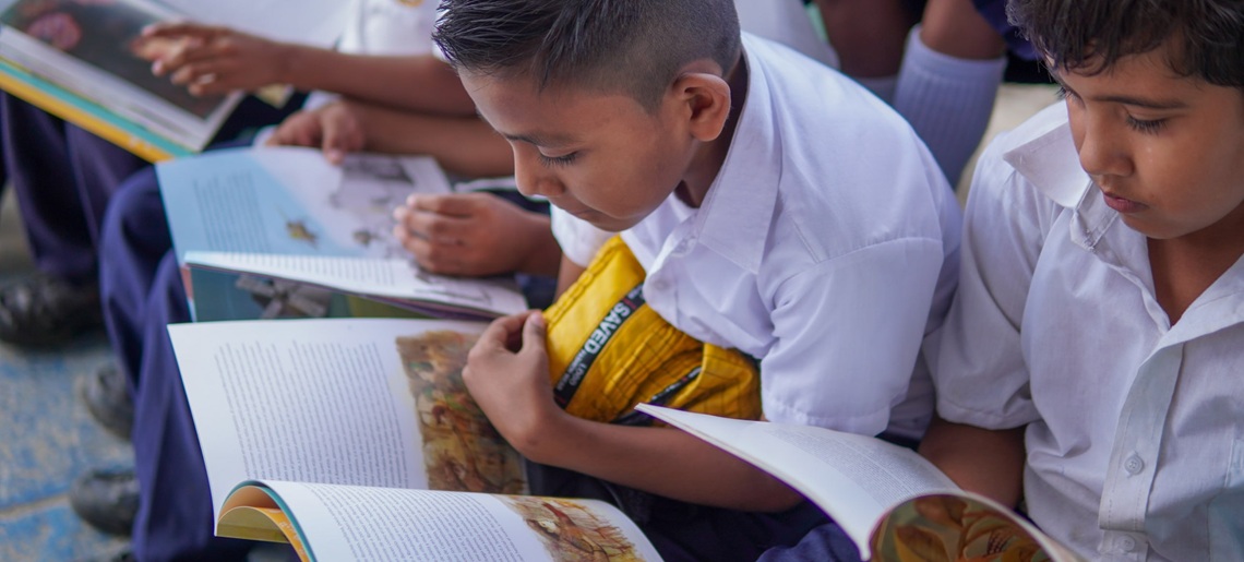 foto de niño leyendo
