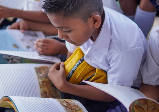 foto de niño leyendo