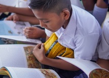 foto de niño leyendo