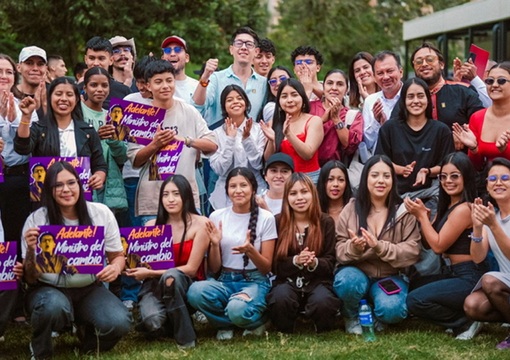 Ministro Daniel Rojas con estudiantes universitarios