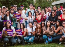 Ministro Daniel Rojas con estudiantes universitarios