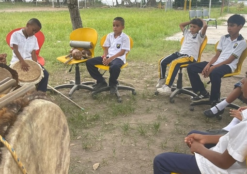 foto de profesor con estudiantes aprendiendo de musica